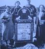 Szwarcman family gathered the grave Aharon Brilant son of Mordechai 1937. From the book "The Jewish Cemetery of Warta (D